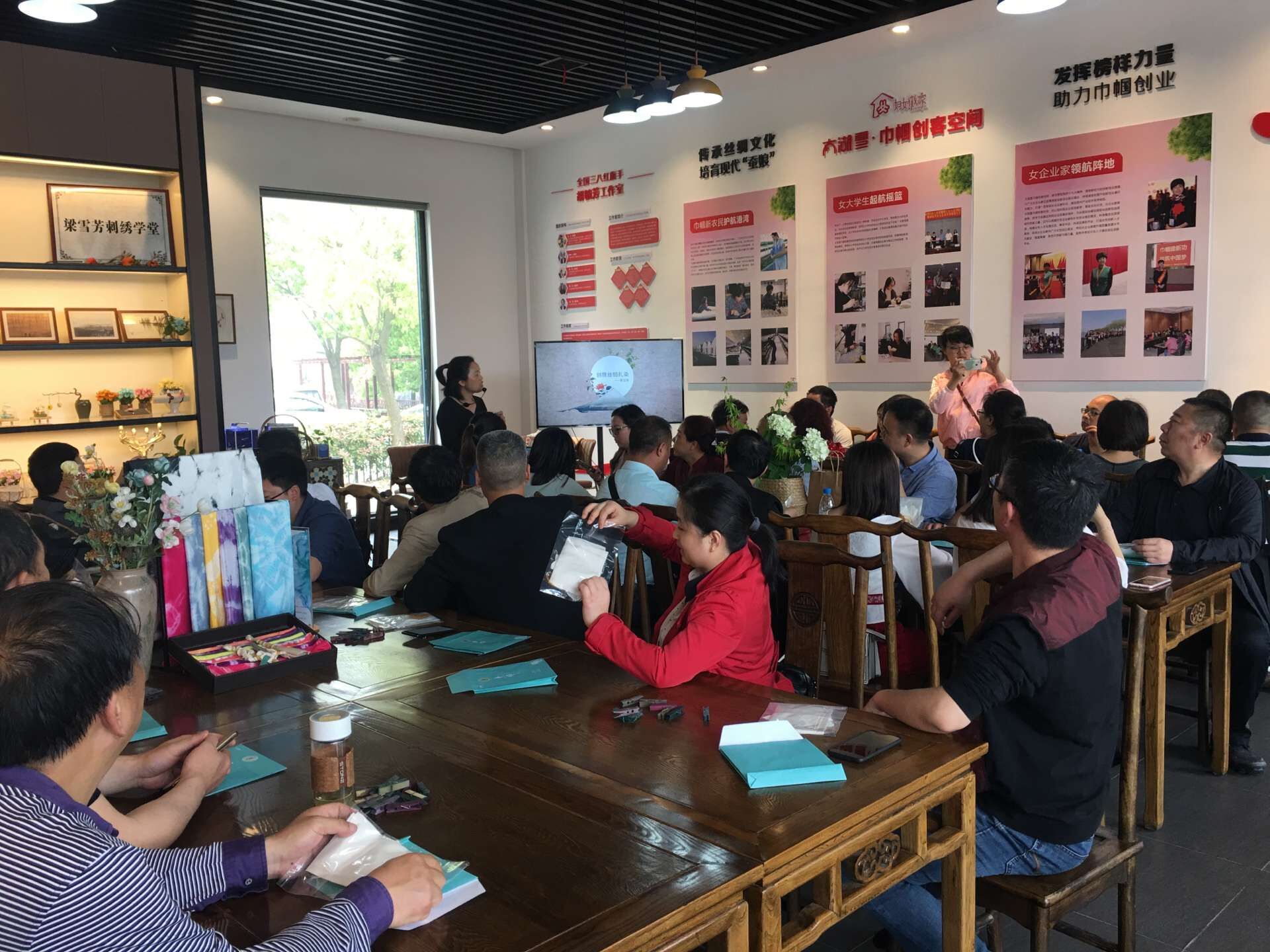 蚕桑文化园现场教学